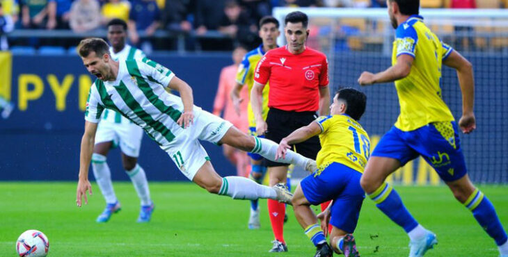 Ander Yoldi recibiendo una falta en el Cádiz-Córdoba.