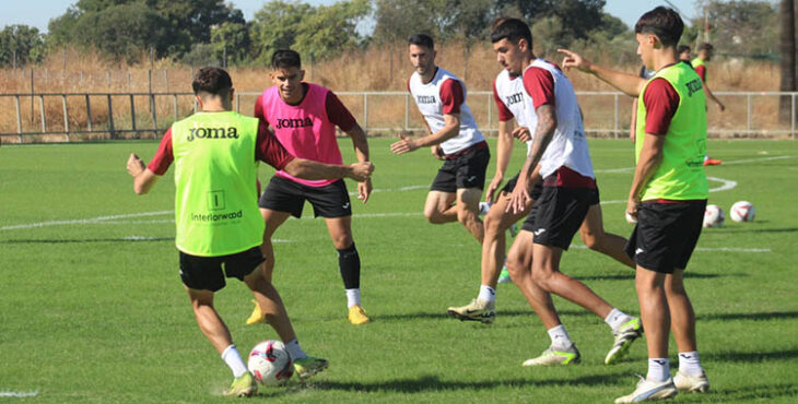 Kuki Zalazar y Álex López intentando cerrar a Álvaro Vázquez.