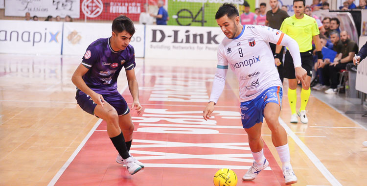 Hugo siguiendo a un rival zaragozano. Foto: Alejandro Meavilla / Wanapix AD Sala 10 Zaragoza