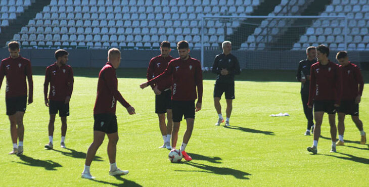 Theo Zidane conduciendo el balón bromeando con Obolskii en El Arcángel.