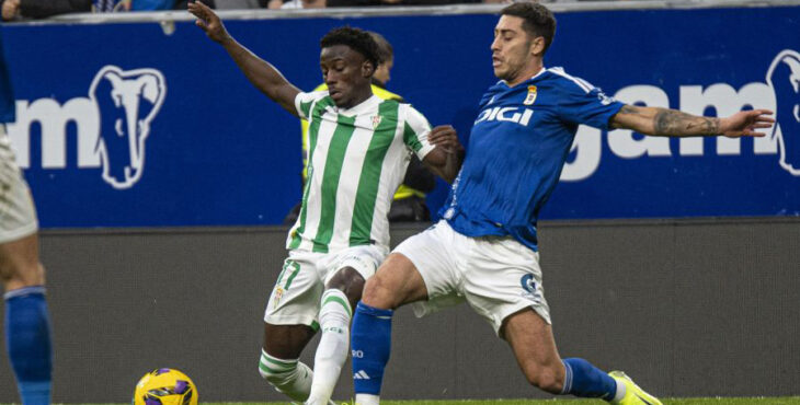 Adilson disputa un balón en el Real Oviedo-Córdoba. Fotografía: La Liga