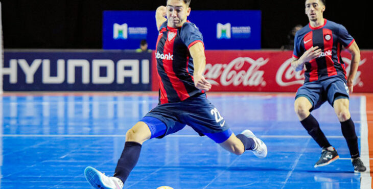 Agustín del Rey lanzando a portería. Foto cedida por el Córdoba Futsal