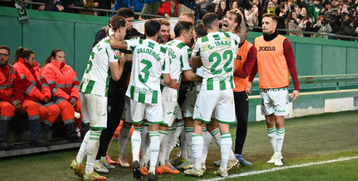 Los jugadores del Córdoba celebran el segundo tanto al Eibar. Autora: Natalia Román