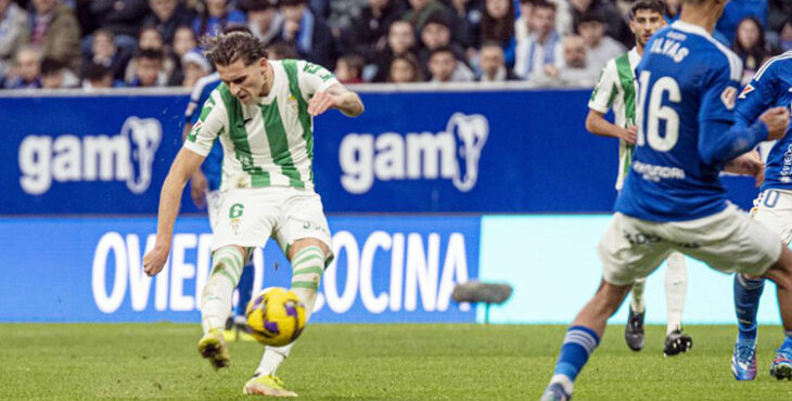 Álex Sala en uno de sus disparos a puerta en Oviedo. Foto: LaLiga Hypermotion