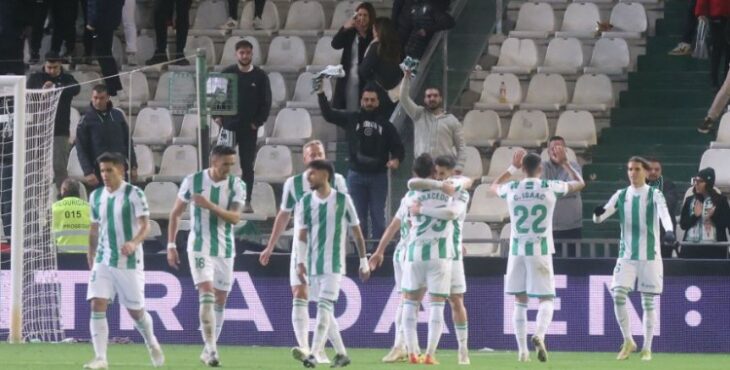 Los blanquiverdes celebrando uno de los goles con la afición detrás. Foto: Liga Hypermotion