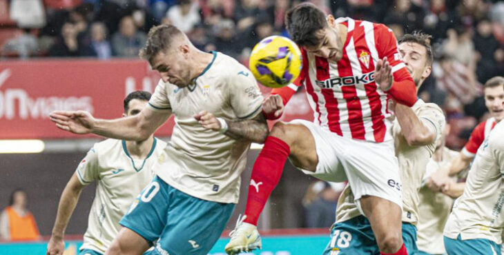 Casas pelea por una pelota ante un jugador del Sporting. Foto: LaLiga Hypermotion