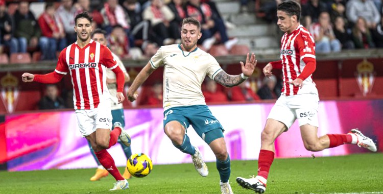 Casas en una acción del partido ante el Sporting de Gijón. Foto: LaLiga Hypermotion