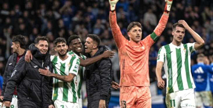 El equipo celebrando la victoria ante el Real Oviedo. Foto:Liga Hypermotion