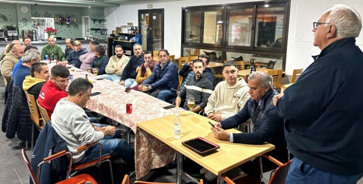 Alonso reunido con los clubes cordobeses. Foto: FAA