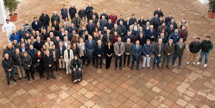 La foto de familia de los agraciados por las ayudas de Diputación