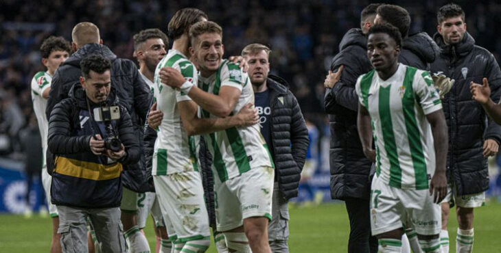 Isma Ruiz disfrutando del triunfo con sus compañeros en Oviedo.