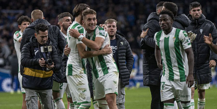 Isma Ruiz disfrutando del triunfo con sus compañeros en Oviedo.