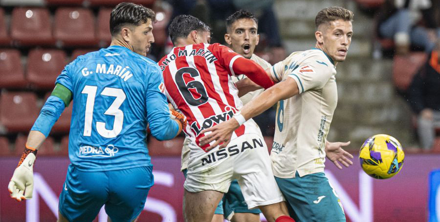 Isma Ruiz en una acción del Sporting-Córdoba. Fotografía: La Liga