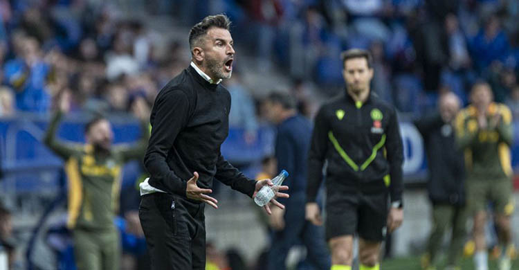 Iván Ania desgañitándose en su primera vez en la banda del Tartiere.