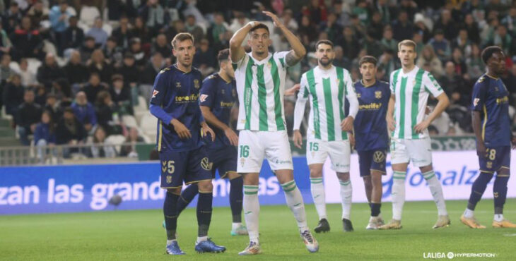 Martínez y Sintes en una acción a balón parado en el Córdoba-Tenerife. Fotografía: La Liga