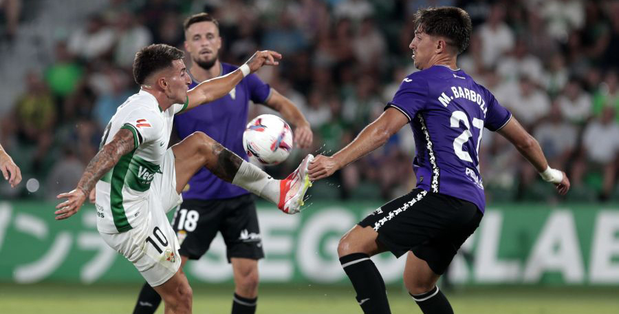 Matías Barboza en una acción en el Martínez Valero. Fotografía: La Liga Hypermotion