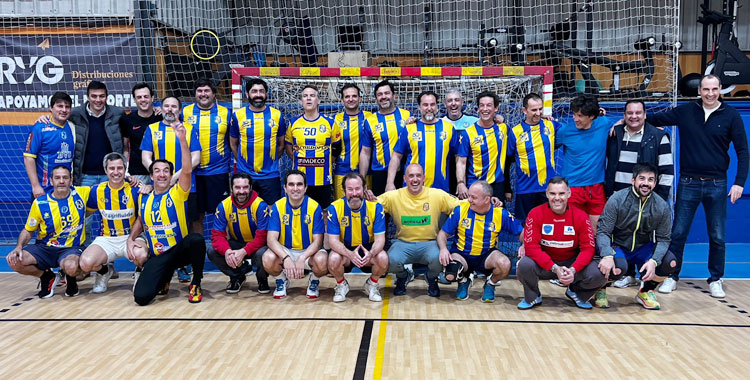 Uno de los equipos participantes en los partidos del Memorial Ángel Ortiz, con César Montes, segundo seleccionador nacional absoluto, a la derecha. Foto: La Salle Balonmano