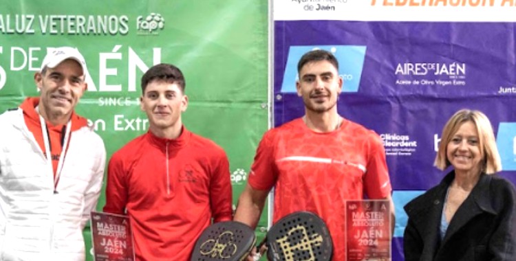 David Torregrosa y Juan Pedro Ramírez recibiendo el trofeo. Foto: FAP Córdoba