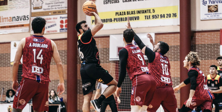 José Varo arma un disparo ante el Dos Hermanas. Foto: Emilio José Torres / Facebook: Torres Caballero Fotografía / Instagram: @ejtorrescaballero