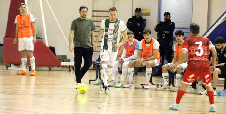 David Fernández, al fondo, siguiendo las evoluciones de sus jugadores. Foto: Córdoba Futsal