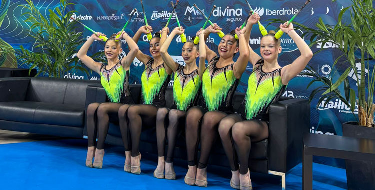 Las chicas haciendo un gesto divertido con las mazas. Foto: GR Séneca