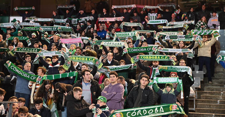 El bufandeo de El Arcángel con el himno del Córdoba sonando ante el Eibar.