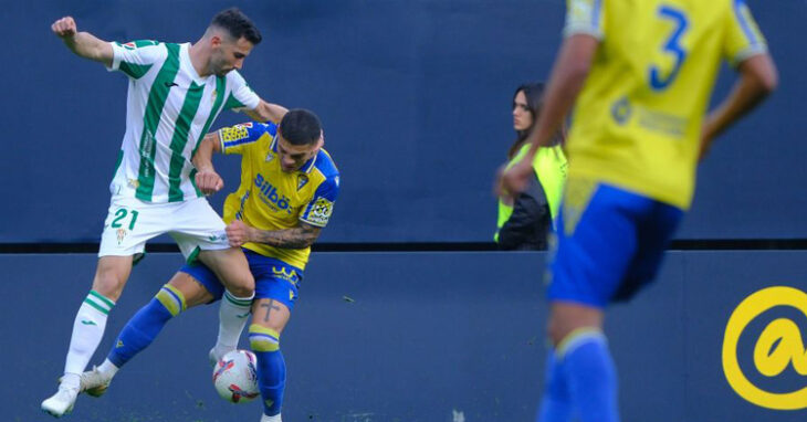 Albarrán pugna por el balón en el Cádiz-Córdoba. Foto: LaLiga Hypermotion