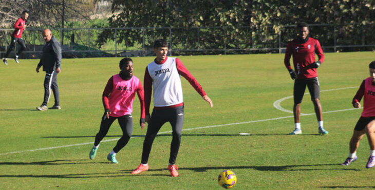 Álex López tocando el balón como pivote en el rondo de la vuelta a los entrenamientos en la Ciuadd Deportiva.