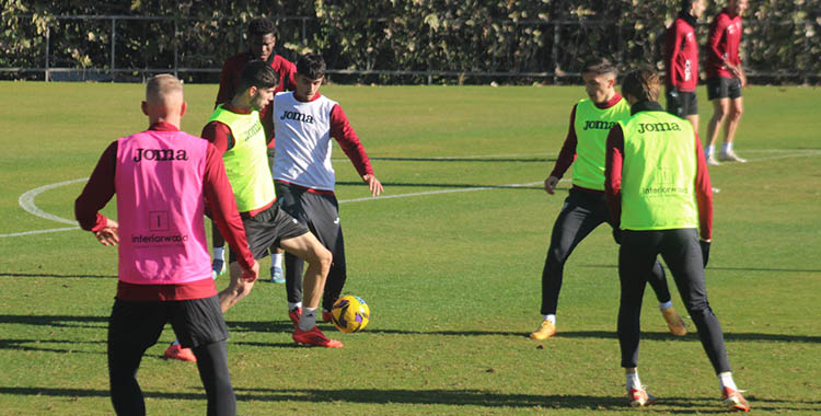 Álex López disputando un balón en el último entrenamiento antes de recibir al Eibar.