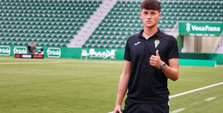 Alejandro Arévalo posa con el polo del Córdoba. Foto: CCF