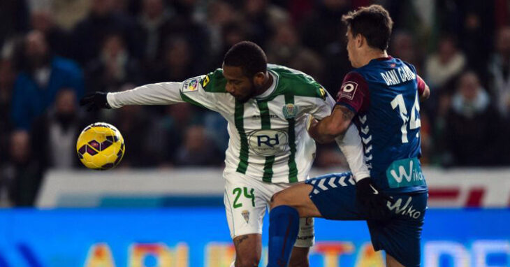 Bebé pugna con un rival en la última visita del Éibar. Foto: LaLiga