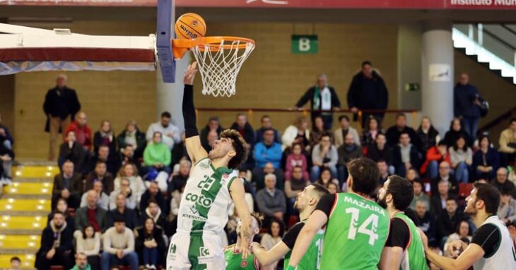 Fernando Bello entra a canasta ante el Zornotza. Foto: Coto Córdoba CB