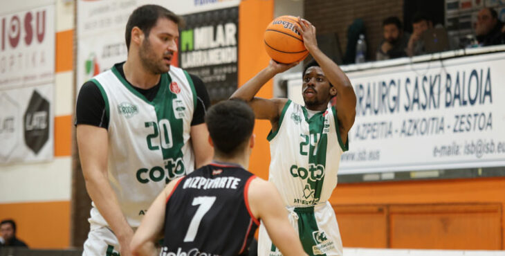 Donell Nixon arma un tiro ante el Biele ISB. Foto: Coto Córdoba CB