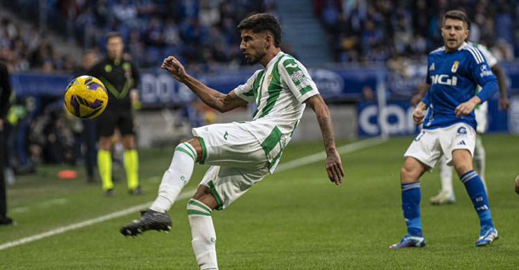 Calderón, unico lateral izquierdo puro de la plantilla, en el partido ante el Oviedo. Foto: LaLiga Hypermotion