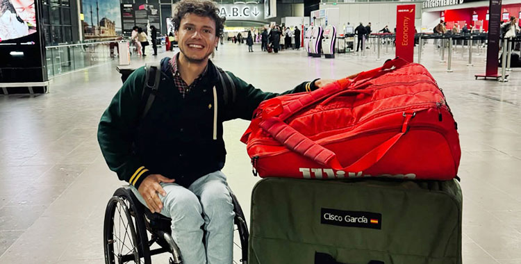 Cisco García posando con su equipaje durante el viaje a Francia