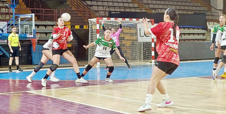 Los 9 goles de Lucía Vacas (en el centro) no bastaron en León. Foto: Balonmano Adesal