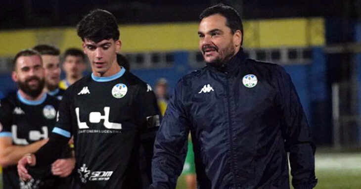 Antonio Jesús Cobos junto a Rafa Castilla en un partido de los lucentinos. Foto: Antonio Dávila / Ciudad de Lucena