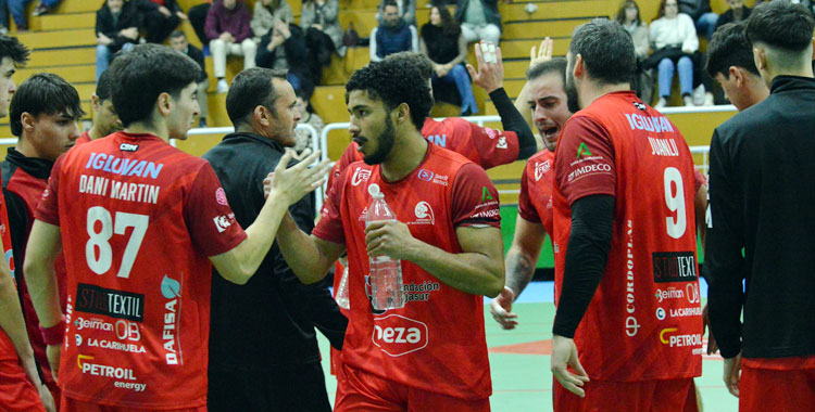 Jesús Escribano junto a sus jugadores en un partido en Fátima. Foto: Rafa Barroso / CBM