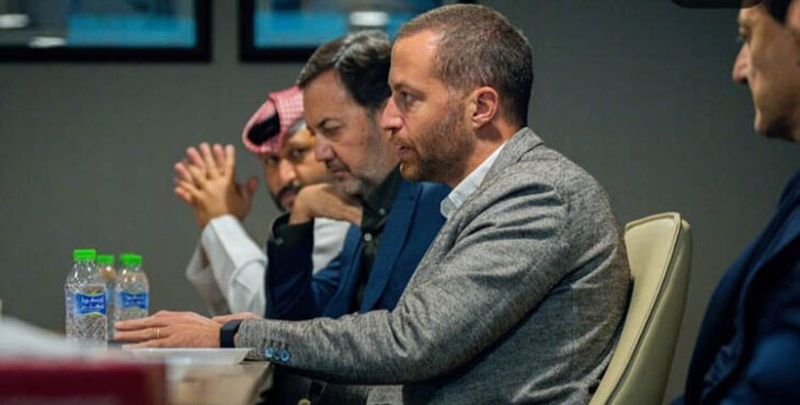 Faisal en su intervención sentado a la izquierda de Monterrubio, con César Sánchez difuminado a la derecha.