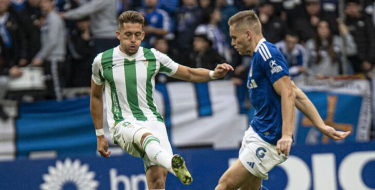 Isma Ruiz despejando un balón ante un jugador del Oviedo.