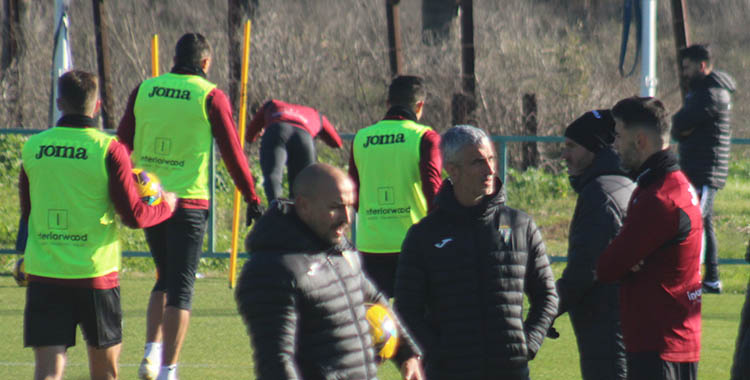 Iván Ania sólo recupera a Calderón tras cumplir su partido de sanción.