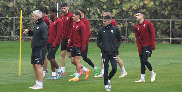 Iván Ania con sus hombres durante esta semana en la Ciudad Deportiva.