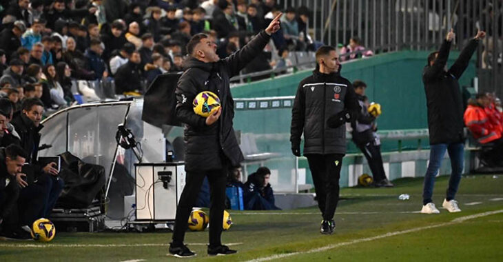 Iván Ania dando instrucciones en la banda de El Arcángel.