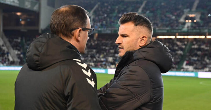 Iván Ania saludando al final del encuentro. Foto: Córdoba CF