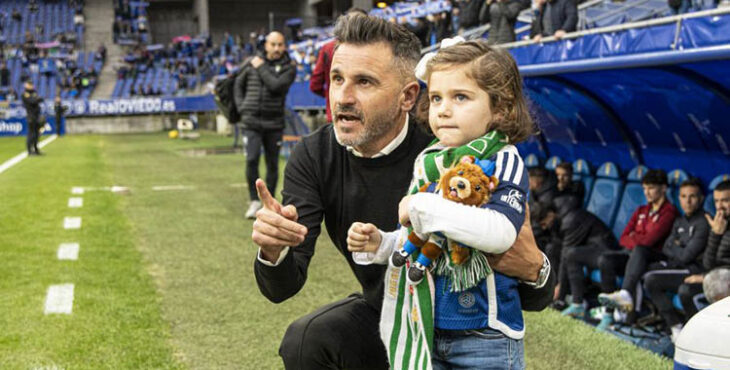 Iván Ania señalando a su hija, ataviada con la camiseta del Oviedo y la bufanda del Córdoba, el ambiente del Carlos Tartiere.