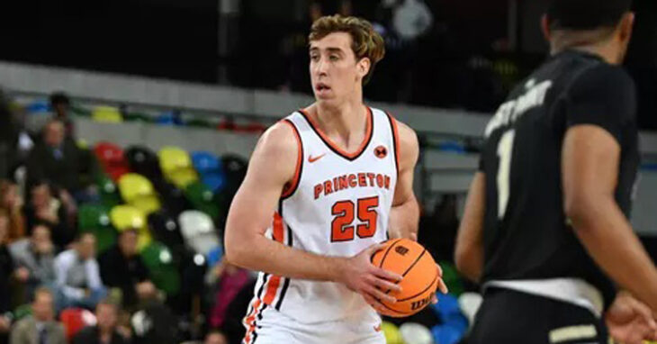 Jacob O'Connell en un partido de la NCAA con Princeton.