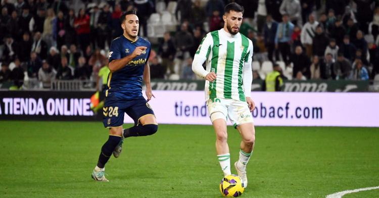 Jacobo controla un balón ante un jugador del Tenerife