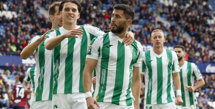 Álex Sala celebra con Jacobo el tanto del 2-2 en el Ciutat. Foto: LaLiga Hypermotion