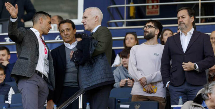 César Sánchez departiendo con el presidente del Levante, Pablo Sánchez, junto a Juanito, con Antonio Fernández Monterrubio a la derecha en el palco del Ciudad de Valencia. Autor: LaLiga.