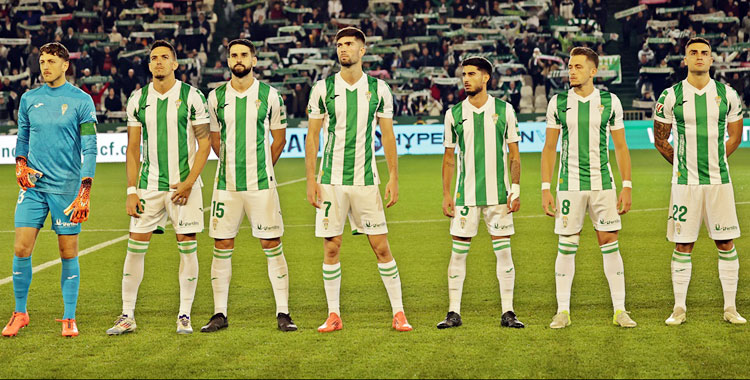 Varios jugadores del Córdoba esperando al inicio de un duelo en el Nuevo Arcángel. Foto: CCF